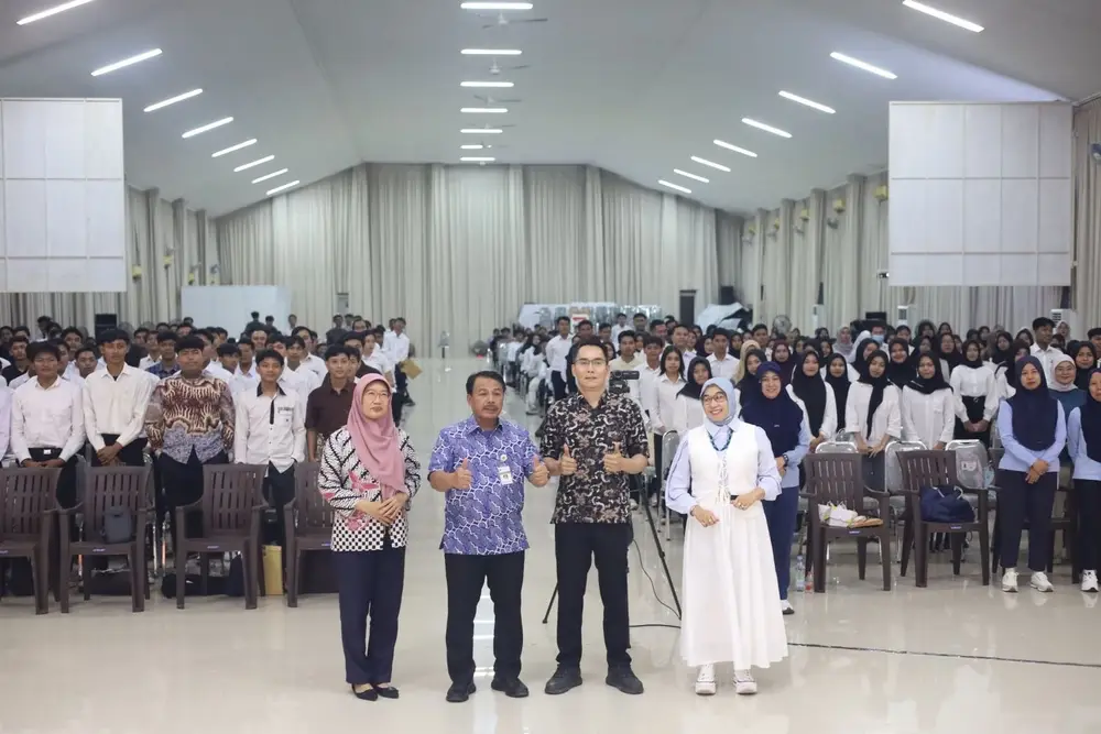 Rekrutmen Offline: peserta dan panitia di aula seleksi